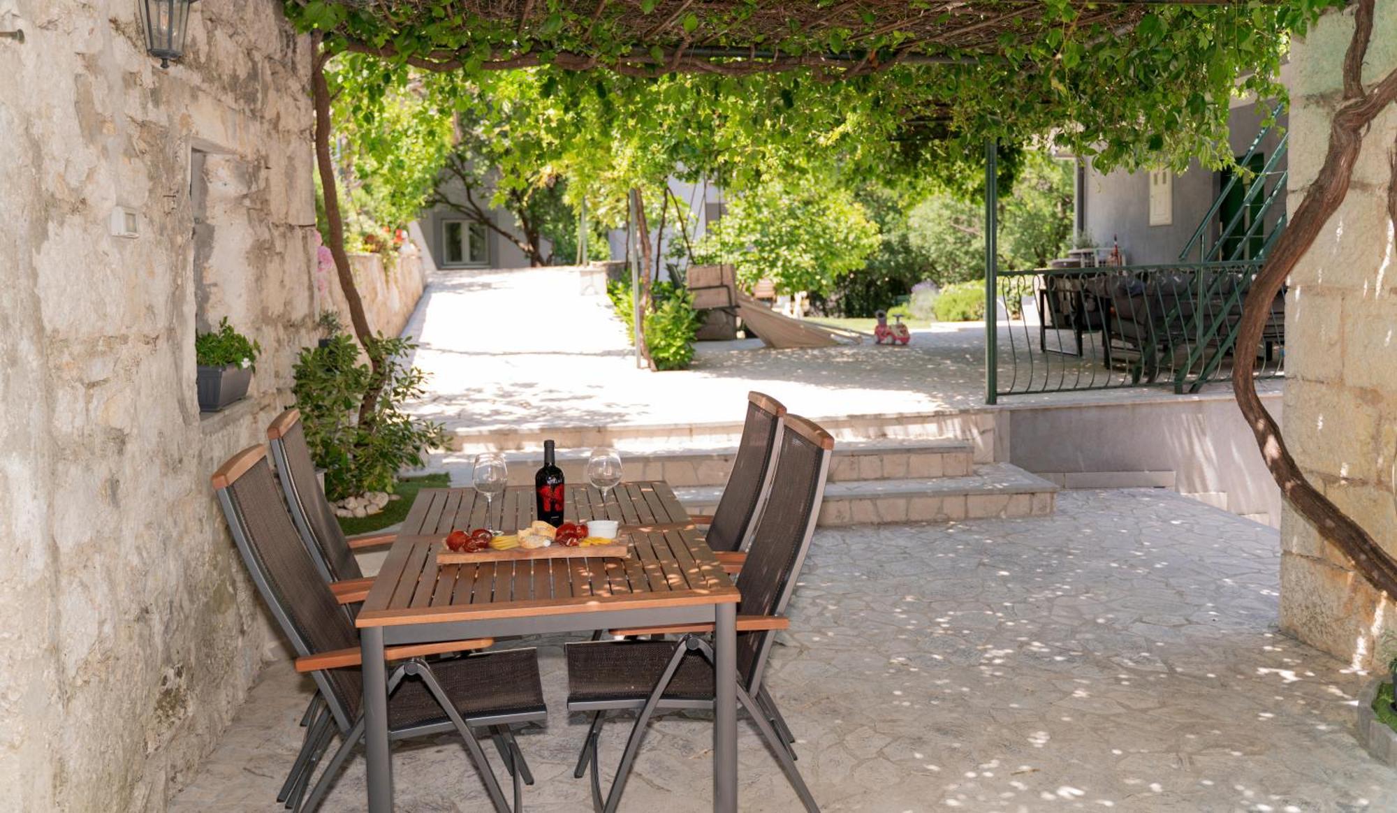 Apartments Srdanovic Оміш Екстер'єр фото